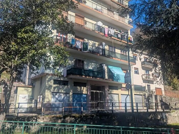 Appartamento con 7 locali in vendita in Via Milite Ignoto, Mignanego