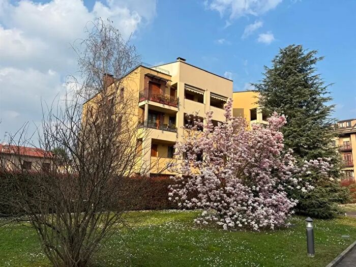 Appartamento quadrilocale in vendita in Via Pò, Biassono