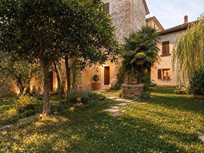 Casa con 20 locali in vendita in Piazza Cavallotti, Sinalunga