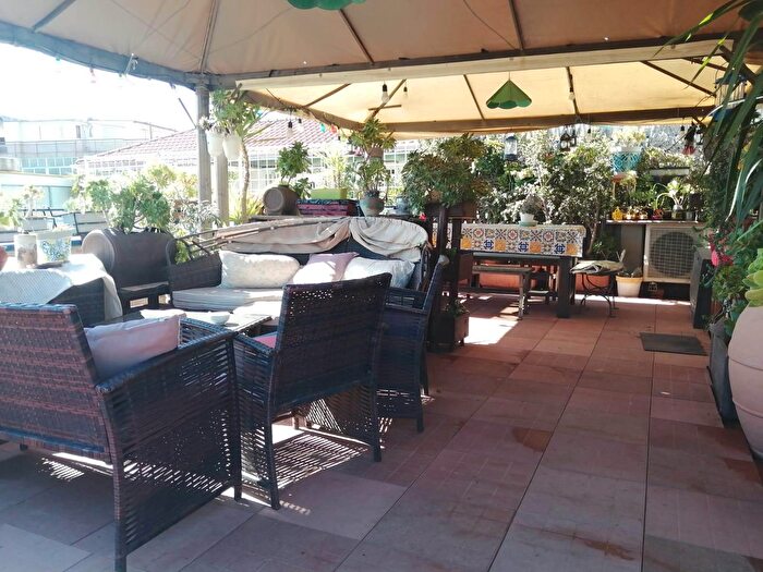 Appartamento con 6 locali in vendita in Via Francesco Zangrì, Catania