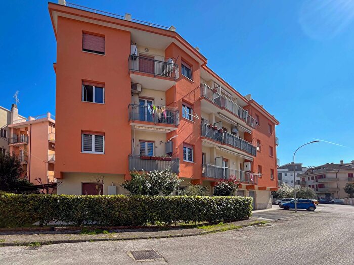 Appartamento con 6 locali in vendita in Via Bassano del Grappa, Falconara Marittima