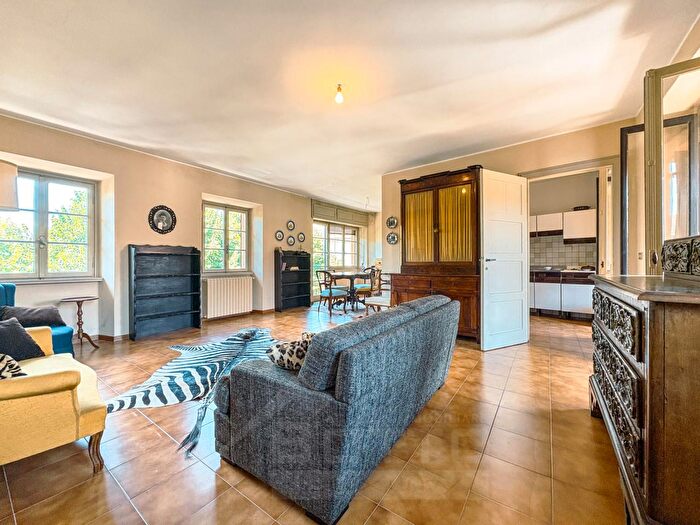 Appartamento con 5 locali in vendita in Piazza Vittorio Veneteo, Invorio