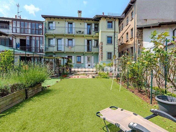 Casa con 9 locali in vendita in Nebbiuno