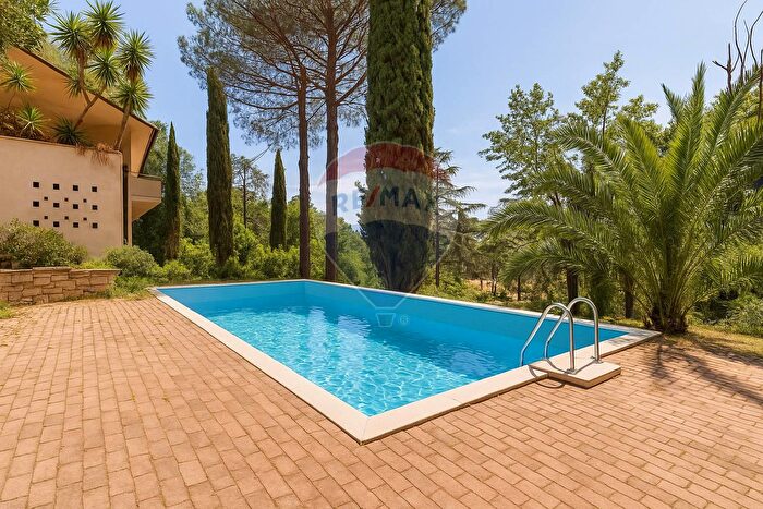 Casa con 16 locali in vendita in Via della Marcigliana, Roma