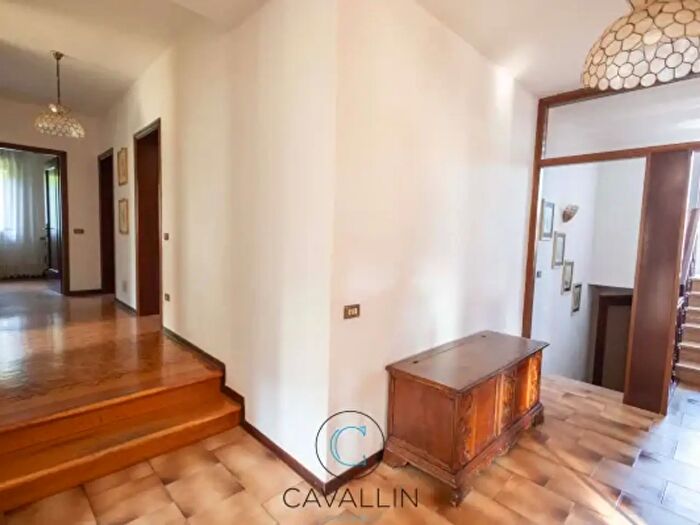 Casa con 6 locali in vendita in Piazza Novembre, Pederobba