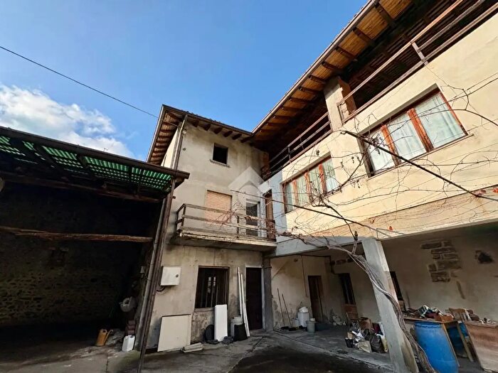 Casa con 8 locali in vendita in Via Enrico Toti, Cene