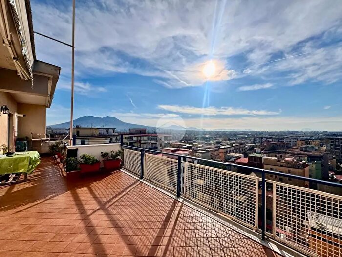 Appartamento con 5 locali in vendita in Via De Curtis Antonio, Casoria