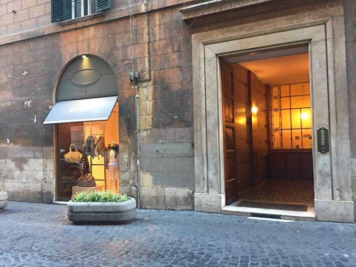 Appartamento con 5 locali in affitto in Via di Santa Maria dellAnima, Piazza Navona, Roma