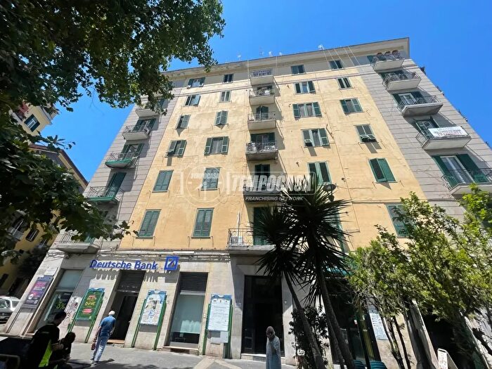 Appartamento con 6 locali in vendita in Napoli