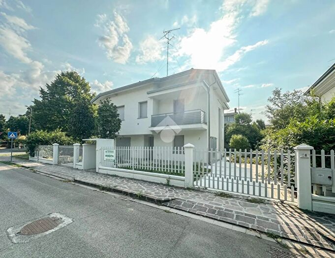 Casa con 7 locali in vendita in Via Bulgaria, Carpi