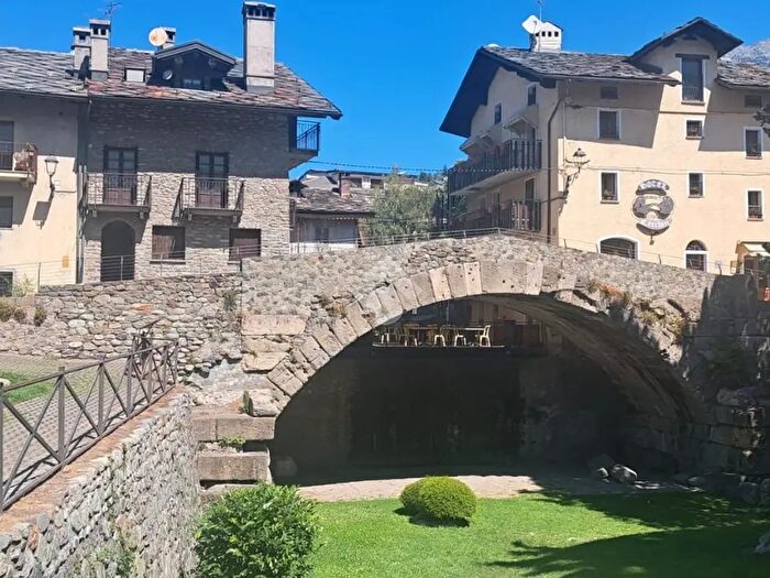 Casa con 8 locali in vendita in Via Ponte Romano, Aosta