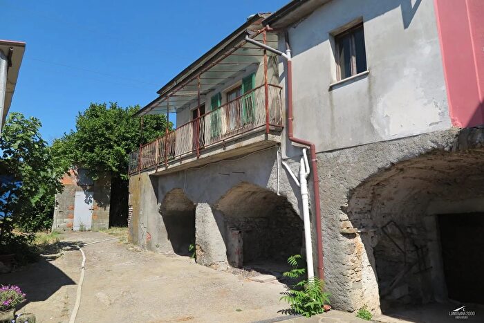 Casa con 6 locali in vendita in Mulazzo