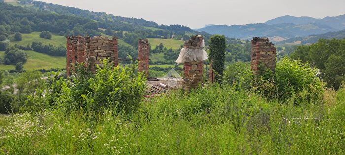 Casa quadrilocale in vendita in Via Falbio, Carpineti