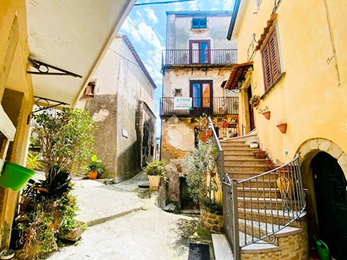Casa quadrilocale in vendita in Vico Filanda, Paola