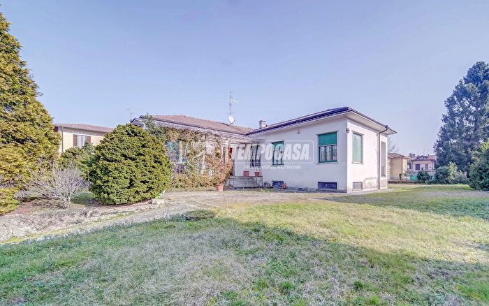 Casa con 6 locali in vendita in Via Giuseppe Garibaldi, Albizzate