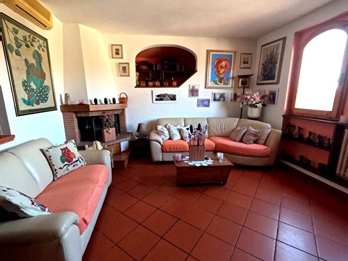 Appartamento con 6 locali in vendita in Via Manlio Romoli, Signa