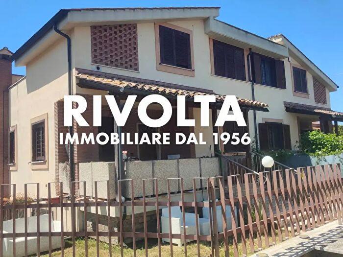 Casa quadrilocale in vendita in Via di Lunghezza, Roma