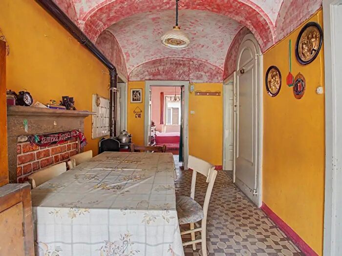 Casa con 13 locali in vendita in Via Libertà, Casalzuigno