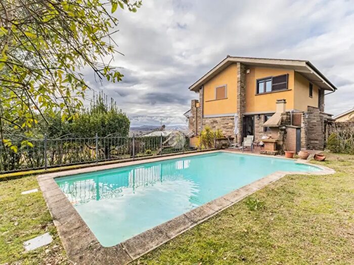 Casa con 10 locali in vendita in Via dei Lucumoni, Sutri