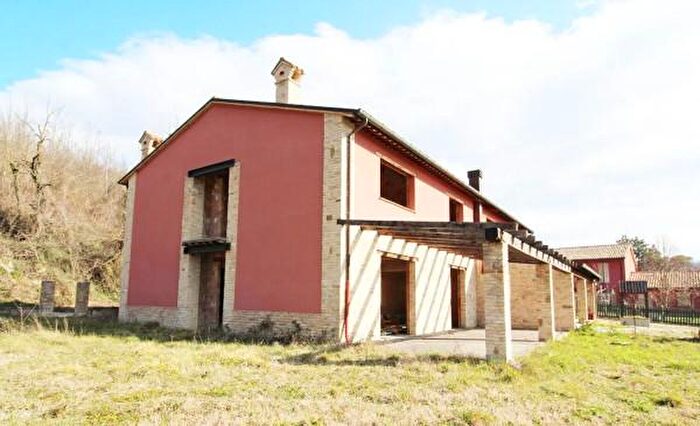 Casa con 6 locali in vendita in Fermignano
