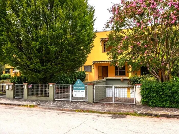 Casa quadrilocale in vendita in Via Vienna, Carpi