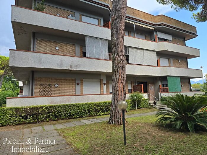 Appartamento quadrilocale in vendita in Via Montecatini, Massa