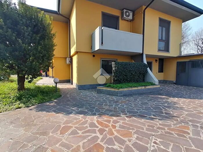 Casa quadrilocale in vendita in Via XXV Aprile, Romano Di Lombardia