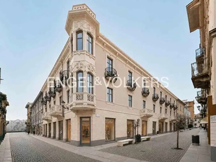 Appartamento quadrilocale in vendita in Via Vittorio Emanuele, Alba