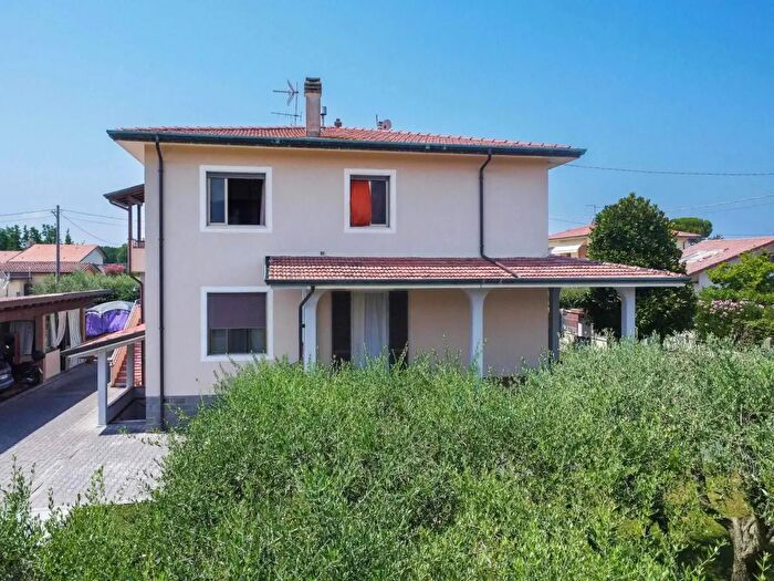 Casa con 11 locali in vendita in Massa