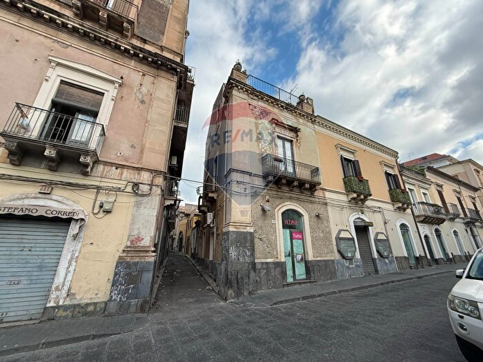 Casa con 8 locali in vendita in Via Magrì, Paterno