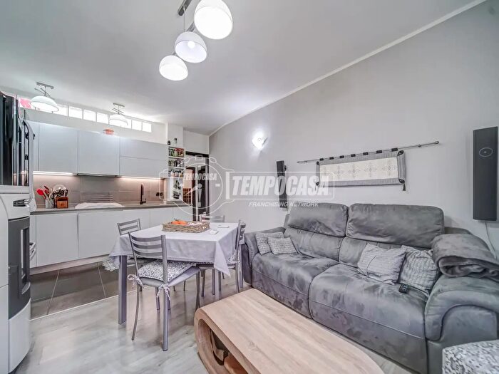 Appartamento trilocale in vendita in Via Roma, Pombia