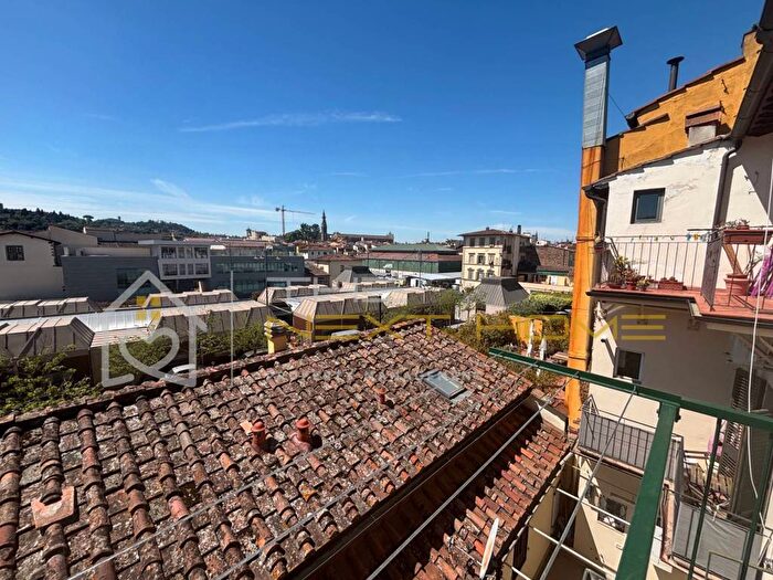 Appartamento trilocale in affitto in Borgo La Croce, SantAmbrogio, Firenze