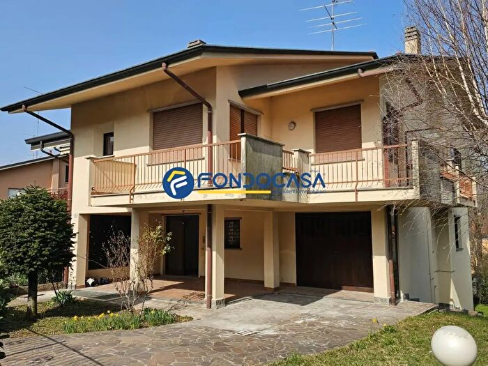 Casa con 5 locali in vendita in Via Papa Giovanni XXIII, Casatenovo