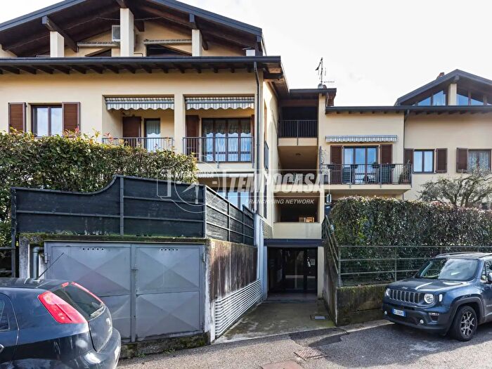 Appartamento trilocale in vendita in Via Eugenio Montale, Merone