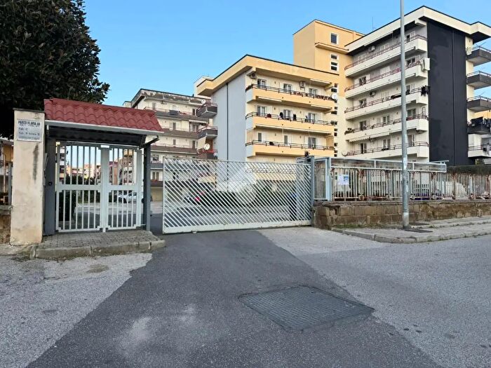 Appartamento quadrilocale in vendita in Via Lorenzo Viani, Pozzuoli