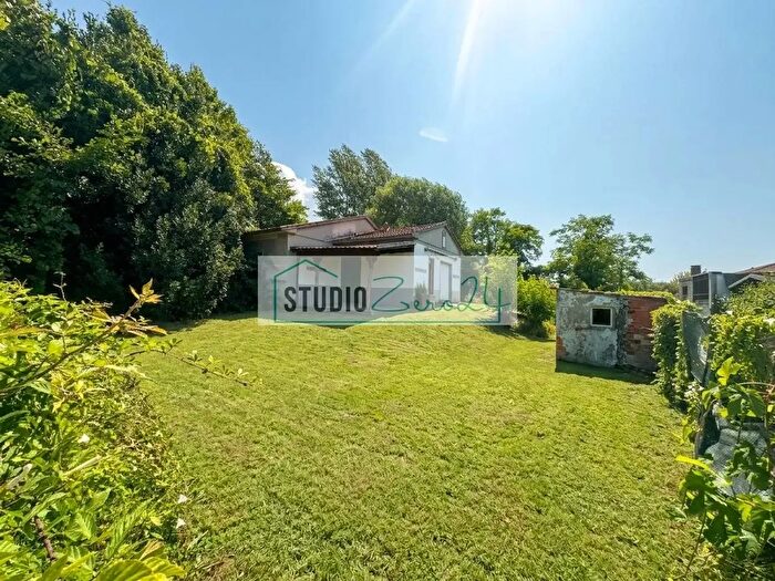 Casa con 5 locali in vendita in Massa
