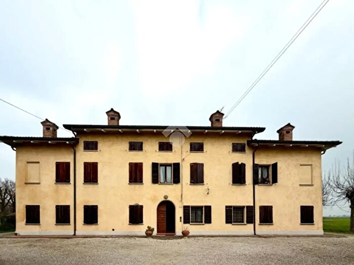 Casa con 8 locali in vendita in Via E Pelgreffi, Novellara