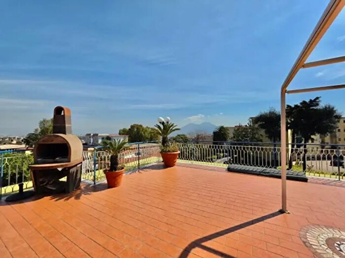 Appartamento con 5 locali in vendita in Via Sergio De Simone, Napoli