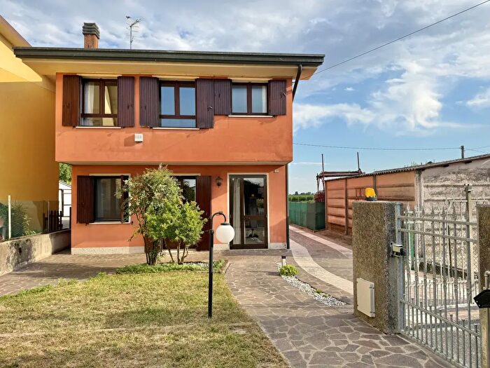 Casa con 5 locali in vendita in Via Cuoro, Solesino