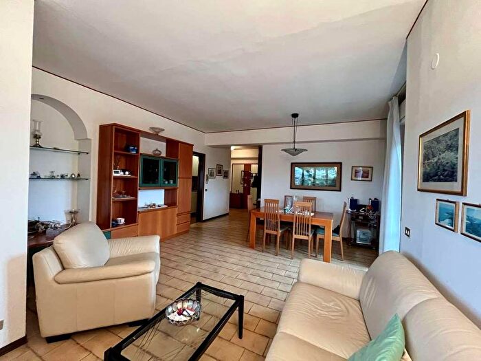 Appartamento con 6 locali in vendita in Via Francesco Redi, Ancona