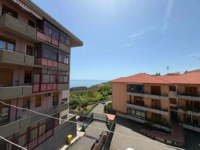 Appartamento con 5 locali in vendita in Acireale