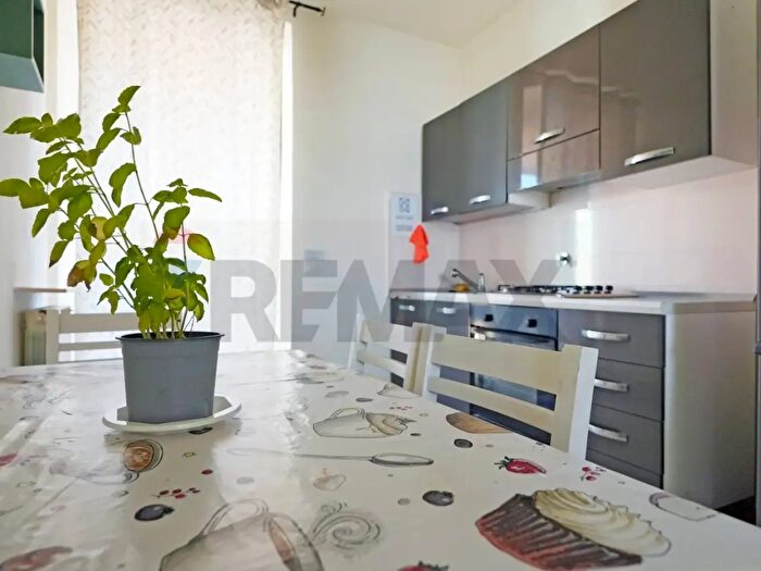 Appartamento trilocale in vendita in Via Chiaravagna, Genova