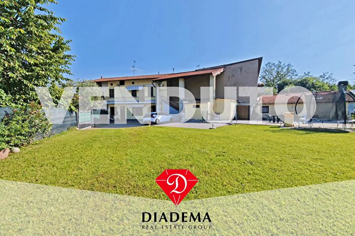 Casa con 7 locali in vendita in Via Mulini, Albizzate