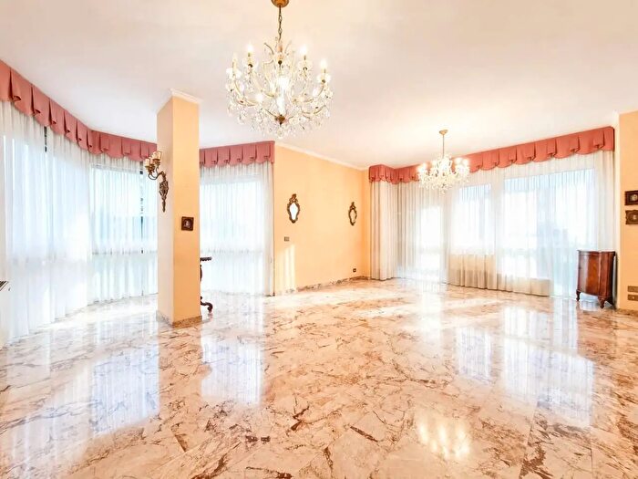 Appartamento con 5 locali in vendita in Viale Verdi, Modena