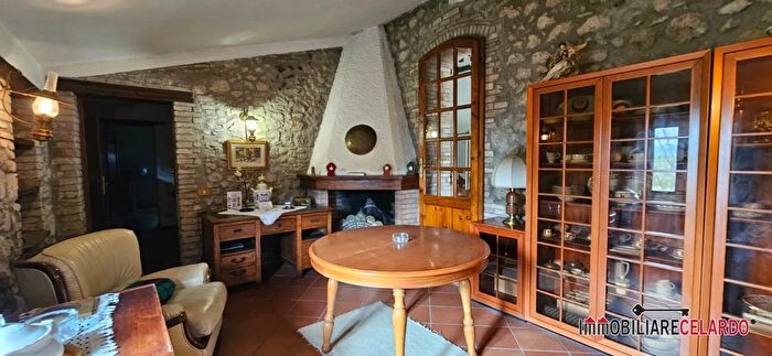 Appartamento con 10 locali in vendita in Casole DElsa