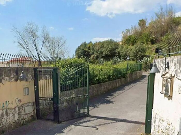 Appartamento trilocale in affitto in Via Zanfagna, Napoli