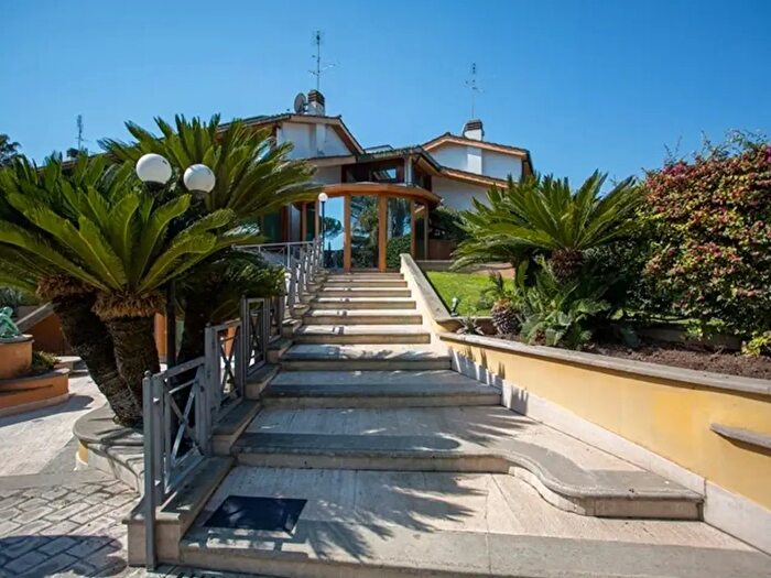 Casa con 6 locali in affitto in Via Licofrone, Roma