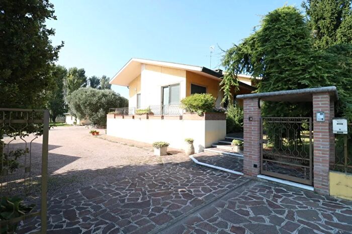Casa con 5 locali in vendita in Via Gazzuolo, Castel DArio