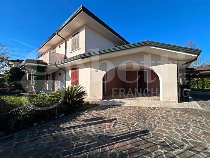 Casa con 8 locali in vendita in Piove Di Sacco