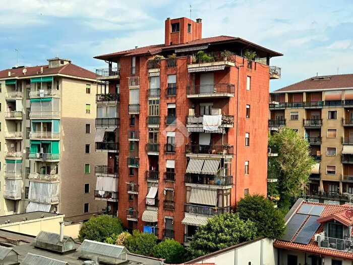 Appartamento trilocale in vendita in Via Breglio, Torino